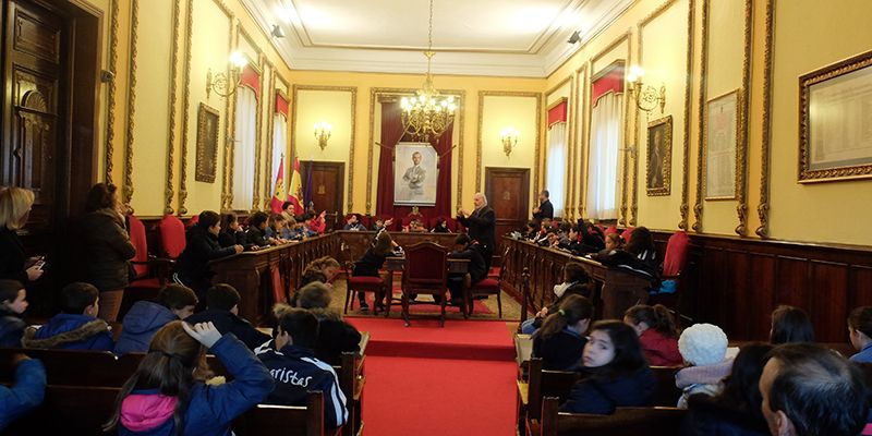 Alumnos de cuarto y quinto de primaria del colegio Maristas conocen el Ayuntamiento de Guadalajara