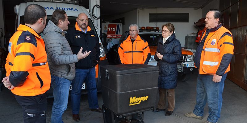 La Junta entrega máquinas extendedoras de sal a cinco agrupaciones de Protección Civil de Guadalajara