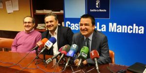 El consejero de Agricultura Medio Ambiente y Desarrollo Rural Francisco Martínez Arroyo visita a los técnicos de Medio Ambiente del servicio provincial de Albacete