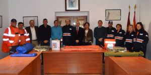 El director general de Protección Civil hace entrega de un lote de material de emergencia a la agrupación de Almonacid del Marquesado