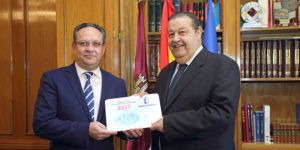 El Gobierno regional entrega en las Cortes un proyecto de Ley de Presupuestos "solvente e inversor" 2 Entrega de Presupuestos en las Cortes