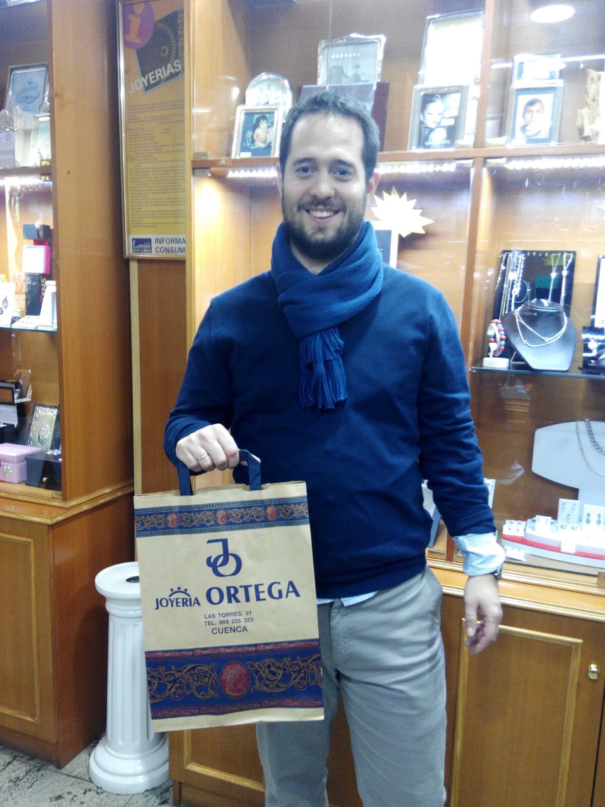 Javier Cano invierte los 1.500 euros del premio del Compra y Gana en los comercios adheridos a la campaña