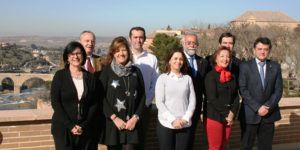 Nogueroles y Gonzalez Lamola junto al grupo de alcaldes y concejales que han denunciado la discriminación de Page por los talleres de empleo