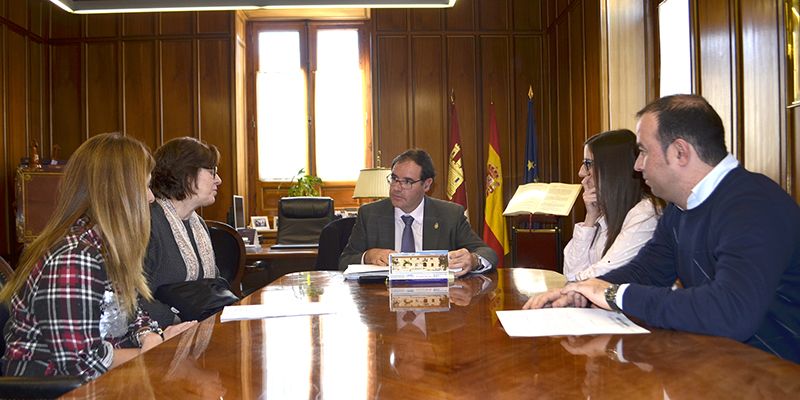 Prieto aplaude la encomiable labor de la Asociación ‘Jamaban’ en la comarca de Casasimarro