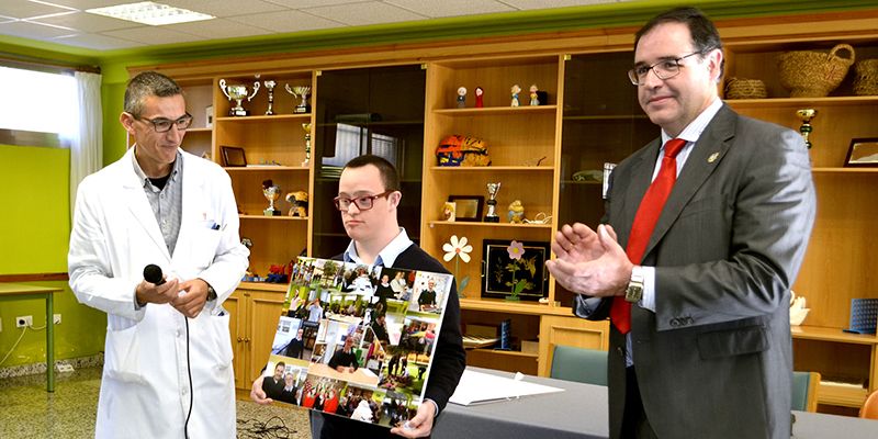 Prieto asiste al homenaje de despedida a un trabajador de la Residencia Sagrado Corazón de Jesús