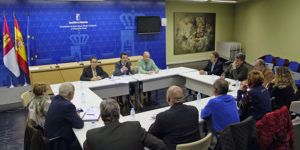 La Junta invertirá los recursos públicos de promoción “solo” en las Denominaciones de Origen de Vino de Castilla-La Mancha 2 Reunión con representantes de las Asociaciones de las nueve Denominaciones de Origen de Vino de CLM