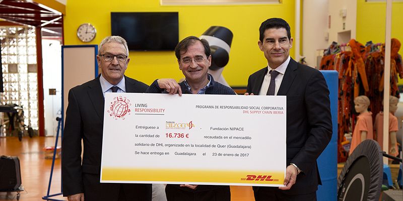 DHL entrega a la Fundación Nipace cerca de 17.000 euros recaudados en su mercadillo solidario