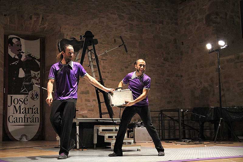 Los hermanos ‘Infoncundibles’ maridan en Sigüenza  la música y los malabares