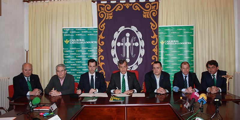 Caja Rural Castilla-La Mancha renueva su convenio con la Junta de Cofradías de Cuenca para fomentar la Semana Santa
