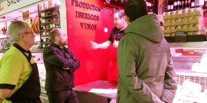 27.02.2017 Alejandro Ruiz hablando con comerciantes del Mercado de Abastos