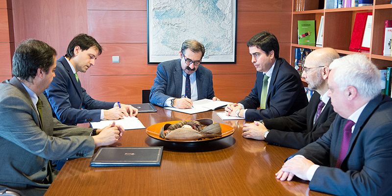 Junta e Iberdrola firman un convenio para mejorar la protección de los consumidores