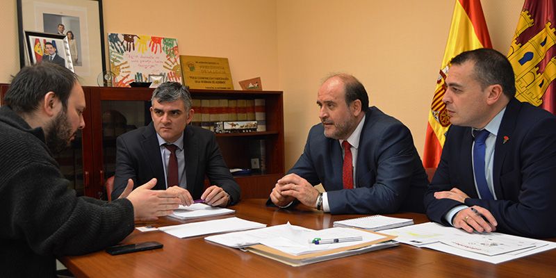 La Junta da la bienvenida a Cuenca a la cadena de tiendas AKI