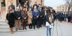 Araceli Martínez asiste al minuto de silencio convocado por el Ayuntamiento de Mora