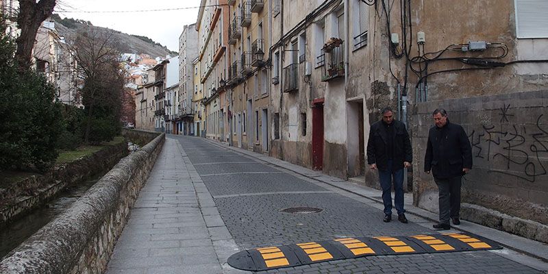 El Ayuntamiento de Cuenca instala badenes reductores de velocidad en la calle de Los Tintes