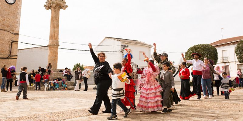 Niños y mayores disfrutan del carnaval de Fuentenovilla