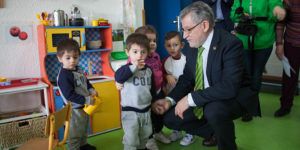 El consejero de Educación Cultura y Deportes visita la Escuela Infantil Virgen de los Llanos