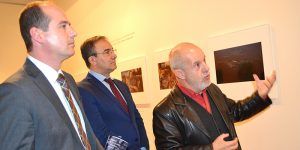 El viceconsejero de Cultura Jesús Carrascosa durante la inauguración de la exposición ‘Cervantes o el deseo de vivir’