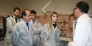 Elena de la Cruz visita los laboratorios de la Cátedra de Medio Ambiente