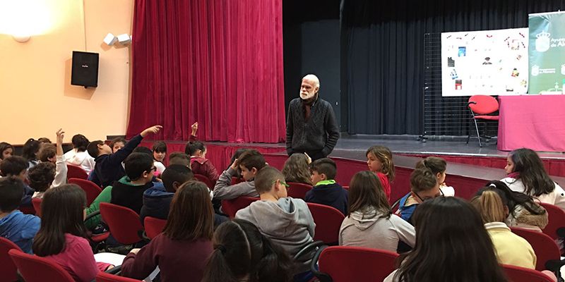Gonzalo Moure conquista  a los alumnos con sus palabras, experiencia y sabiduría en la Biblioteca de Alovera