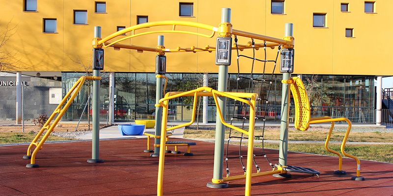 El polideportivo de Valdeluz estrena una máquina de ejercicios para entrenamientos al aire libre y en grupo