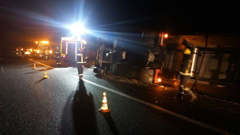 Rescatan al conductor de un camión frigorífico tras el volcar en Pozoseco