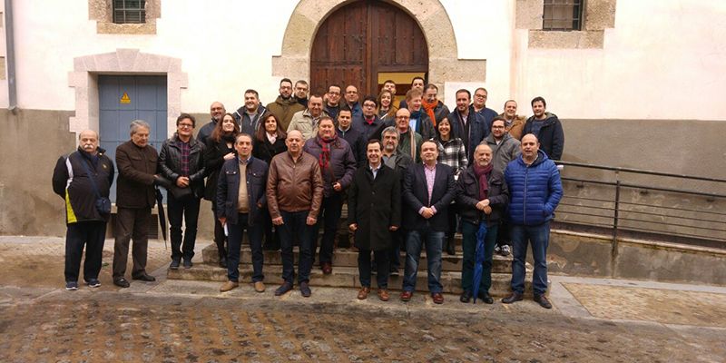 Tarde de convivencia y firma de contratos con las bandas que vienen a la Semana Santa de Cuenca de 2017