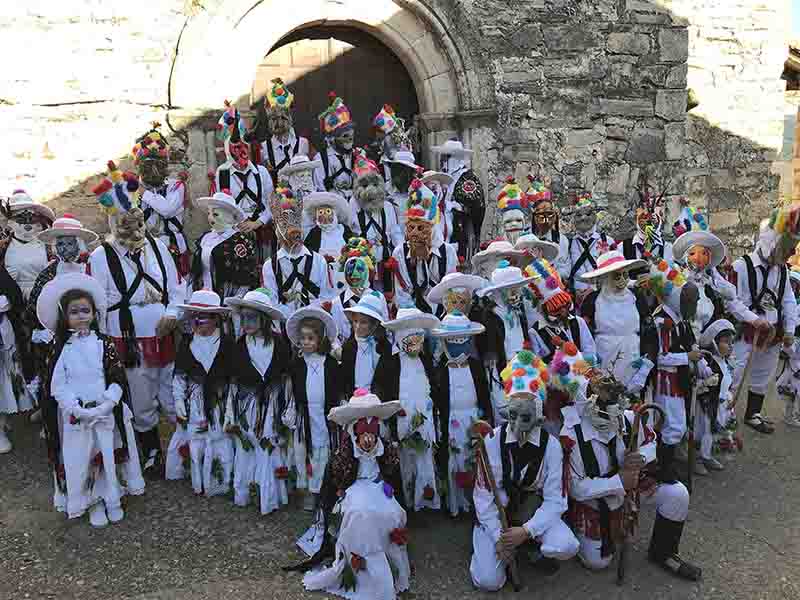 Una primavera anticipada recibe a las botargas y mascaritas de Almiruete