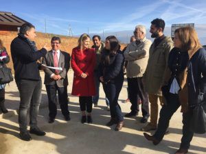 La consejera de Fomento Elena de la Cruz visita la Estación Depuradora de Aguas Residuales de la localidad.