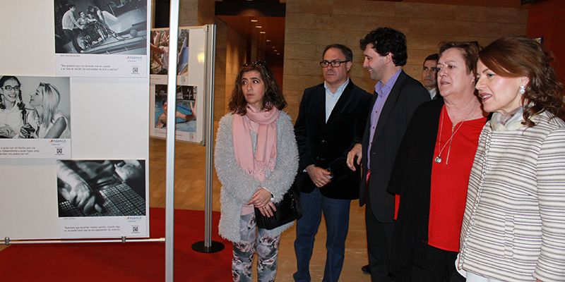 La exposición itinerante ASPACE sobre personas con parálisis cerebral culmina su recorrido en las consejerías de Bienestar Social y Sanidad