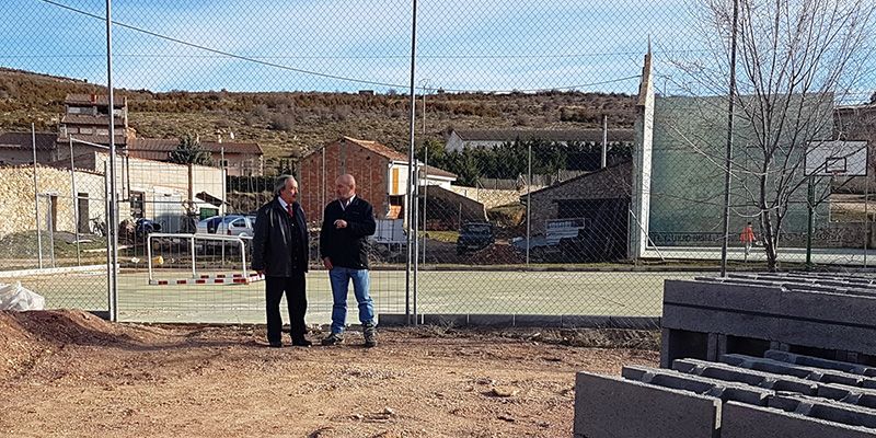 La Junta destina 12.000 euros al arreglo de la pista deportiva de Peralejos de las Truchas