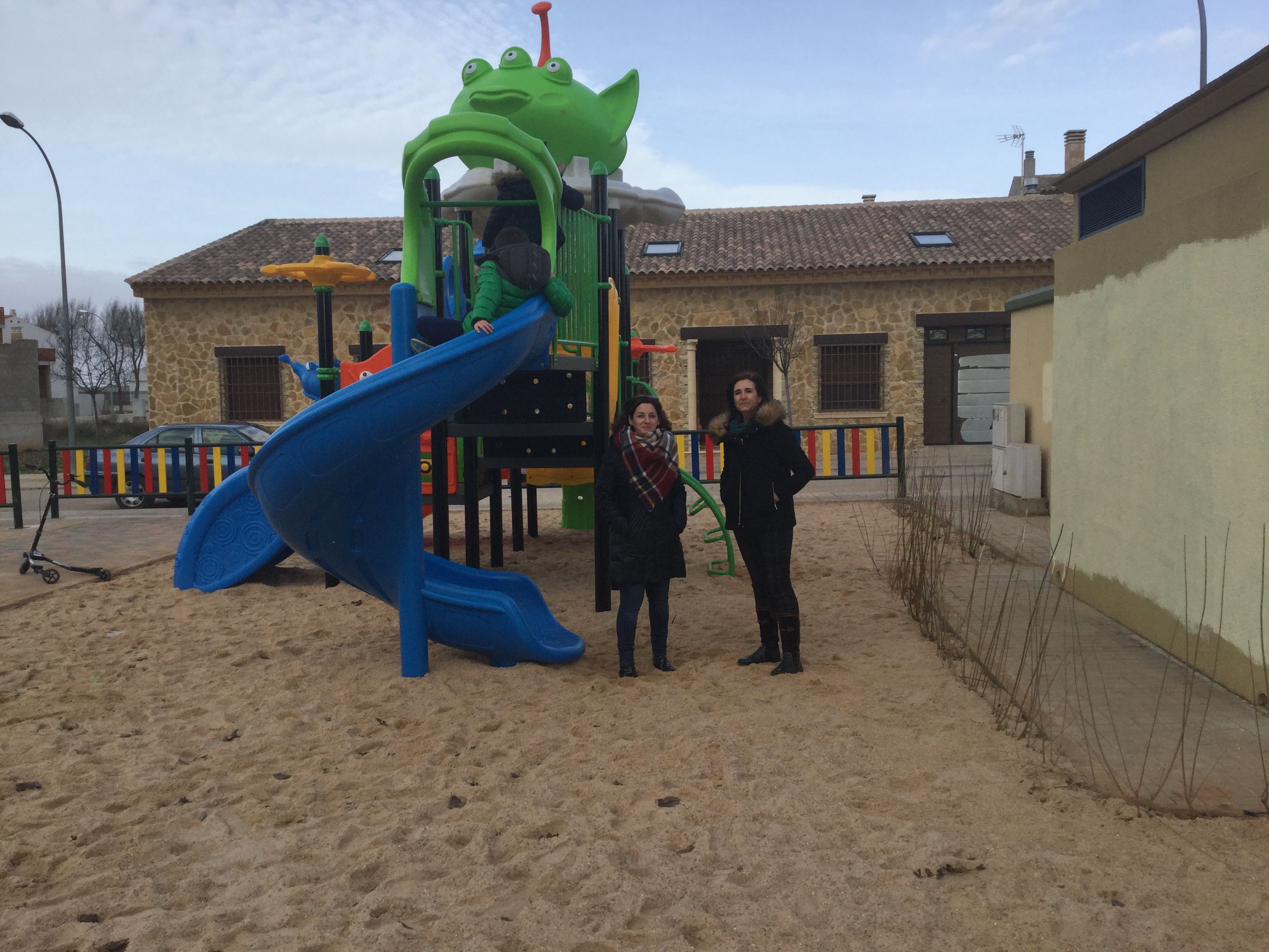 San Clemente estrena el mobiliario infantil de varios parques en un plan que abarcará a más zonas verdes