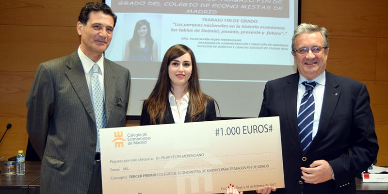 La egresada de la UCLM Pilar María Felipe, galardonada con el tercer premio de Trabajos Fin de Grado del Colegio de Economistas de Madrid 1 Pascual Fernández i Pilar Felipe y Juan José Rubio