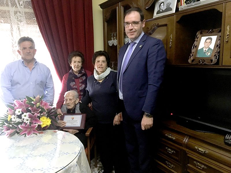 Benjamín Prieto felicita en Monreal del Llano a Laura Villegas por su 105 cumpleaños 3 Benjamín Prieto felicita en Monreal del Llano a Laura Villegas por su 105 cumpleaños