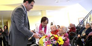 PrietoEntregaPlacaCentenaria