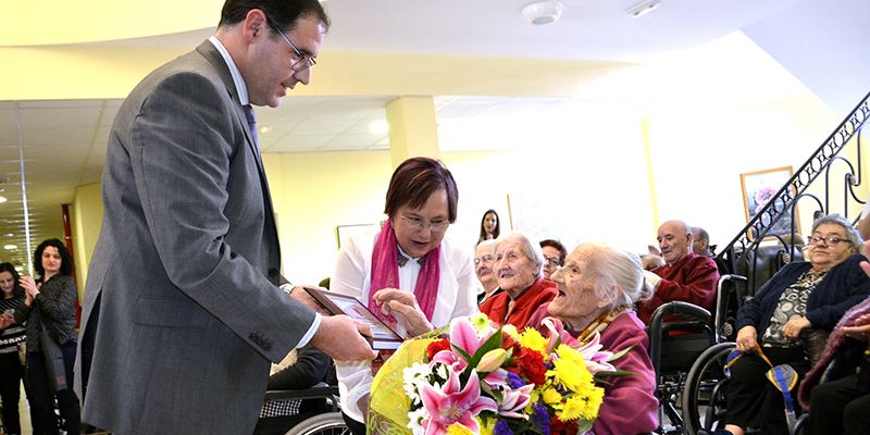 El presidente de la Diputación felicita a Benigna Hoyos Palomares por su cien cumpleaños