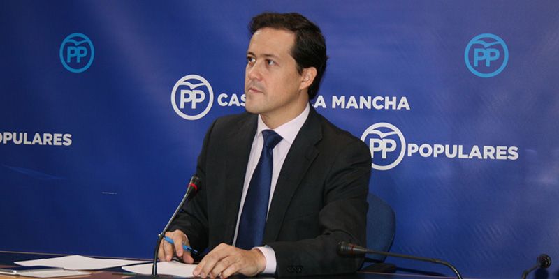 Velázquez denuncia que Page y Podemos van a recortar el 25 por ciento de la financiación de los planes locales de integración social