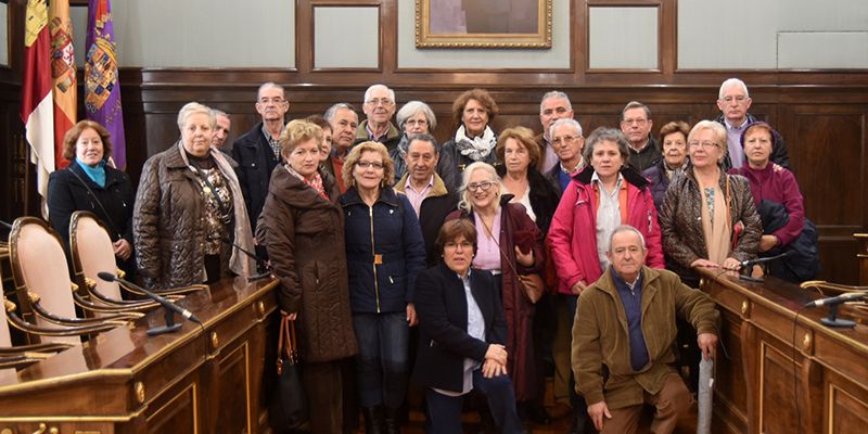 Un grupo del Centro Manolito Taberné visitan el Palacio Provincial de Guadalajara