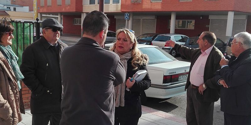 Vecinos de Azuqueca reclaman que el alcalde subsane las carencias que dificultan la vida cotidiana en los barrios