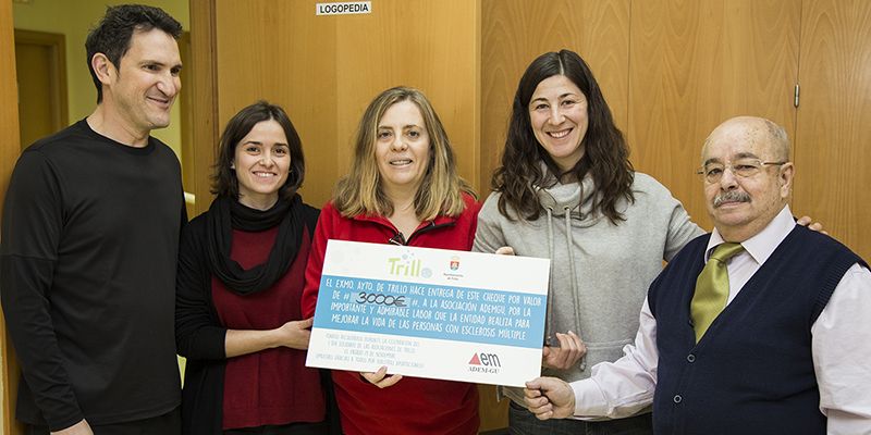 Ademgu recibe 3.000 euros recaudados en el I Día Solidario de las Asociaciones de Trillo