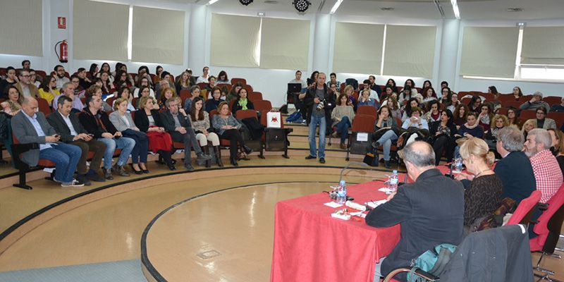 El diseñador de moda y figurinista Lorenzo Caprile reconoce en la UCLM que el teatro “engancha”