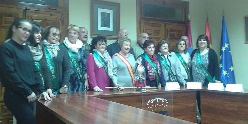 Teresa Gregorio recoge el Bastón de Mando del Ayuntamiento y las mujeres de Santa Águeda ya mandan en Jadraque