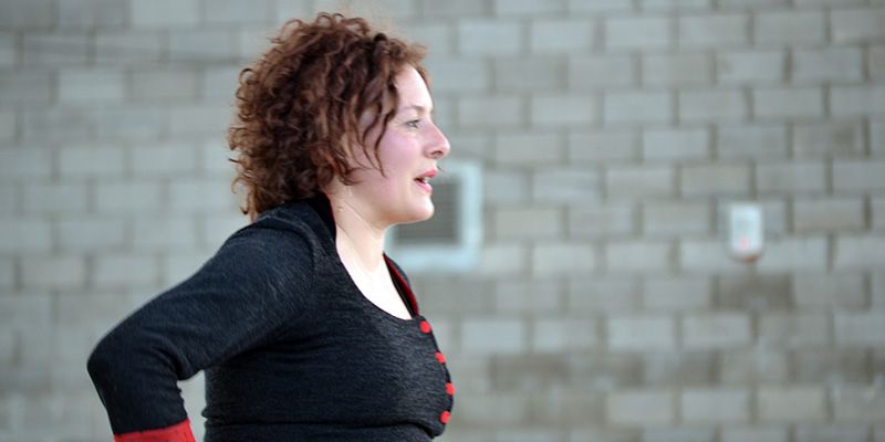 La directora argentina María Andrea Berutti imparte un taller de danza en la Escuela Municipal de Teatro de Guadalajara