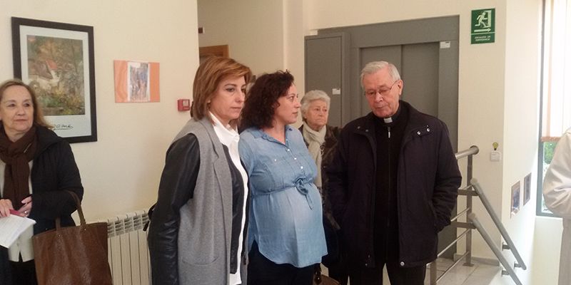 Encarnación Jiménez y Verónica Renales visitan junto al obispo de la diócesis el Centro Residencial El Hayedo