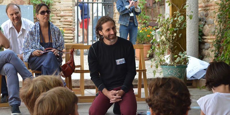 El poeta y actor Diego Mattarucco interpreta este viernes una función de Poetry Slam en la biblioteca de Valdeluz