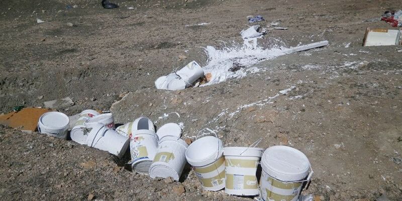 El Ayuntamiento de Cuenca identifica a la empresa responsable del vertido ilegal de pintura deberá retirar los botes y limpiar la zona afectada