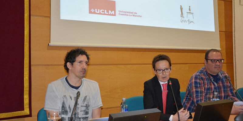 El maestro César Bona defiende en la UCLM la participación de padres, niños y docentes en la Educación