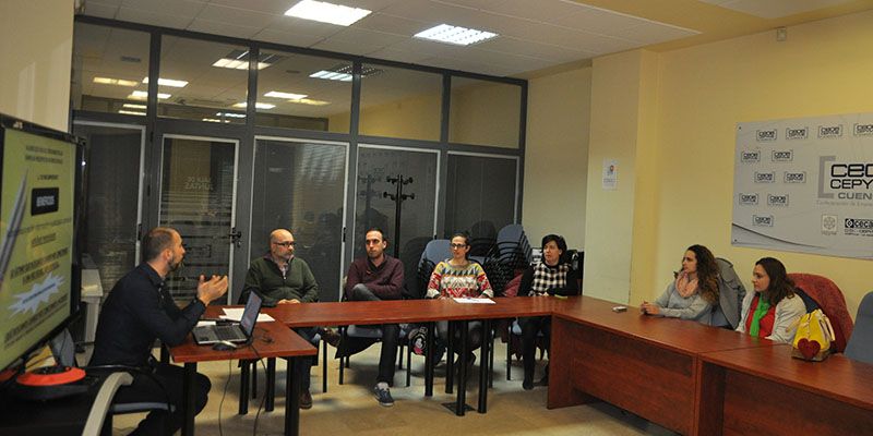 Empresarios del sector del comercio de Cuenca reciben información sobre el uso de las redes sociales en sus negocios