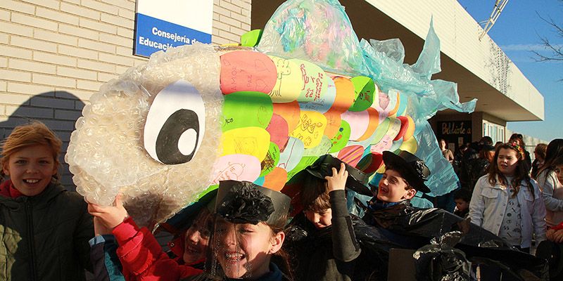 El entierro de la sardina concluye el carnaval setero