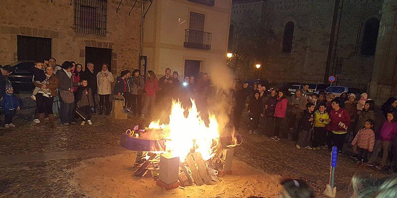 La quema de la sardina despide el carnaval seguntino