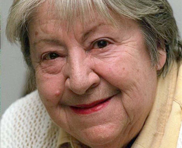 Yebes homenajea a Gloria Fuertes con una suelta de globos con poemas desde la biblioteca de Valdeluz